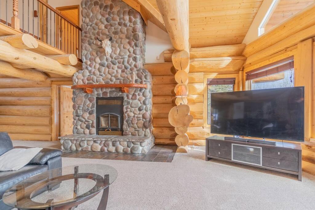 Lakefront Luxury Log Home With Spa & Aurora Views North Pole Eksteriør bilde