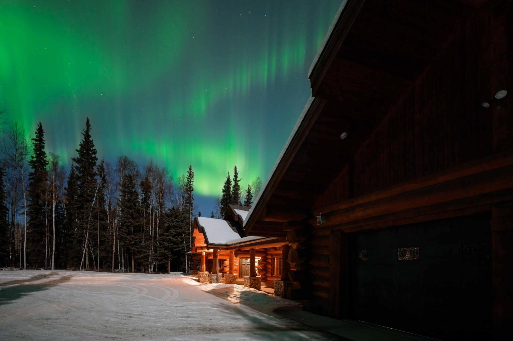 Lakefront Luxury Log Home With Spa & Aurora Views North Pole Eksteriør bilde