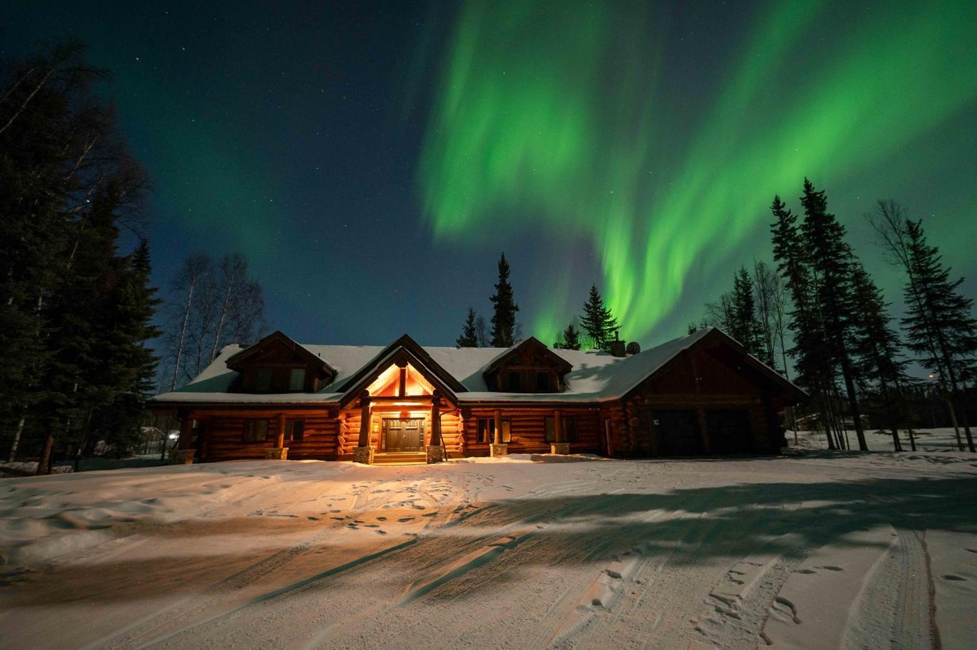 Lakefront Luxury Log Home With Spa & Aurora Views North Pole Eksteriør bilde